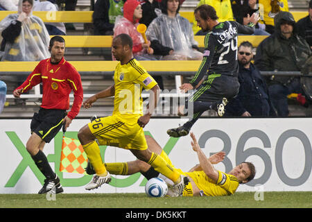 7 mai 2011 - Columbus, Ohio, États-Unis - Sounders FC avant Roger Levesque (24) sauts sur une vitre coulissante Columbus Crew defender Chad Marshall (14), Columbus Crew defender Julius James (26) va pour le bal au cours de la première moitié du match entre les Sounders FC et Columbus Crew Stadium, l'équipage à Columbus, Ohio. Columbus et Seattle à égalité 1-1. (Crédit Image : © Scott Stuart/Southcreek Globa Banque D'Images