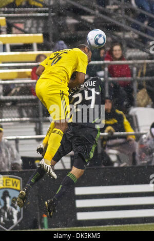 7 mai 2011 - Columbus, Ohio, États-Unis - Columbus Crew defender Julius James (26) à la tête de la boule au-dessus Sounders FC avant Roger Levesque (24) au cours de la première moitié du match entre les Sounders FC et Columbus Crew Stadium, l'équipage à Columbus, Ohio. Columbus et Seattle à égalité 1-1. (Crédit Image : © Scott Stuart/ZUMAPRESS.com) Southcreek/mondial Banque D'Images