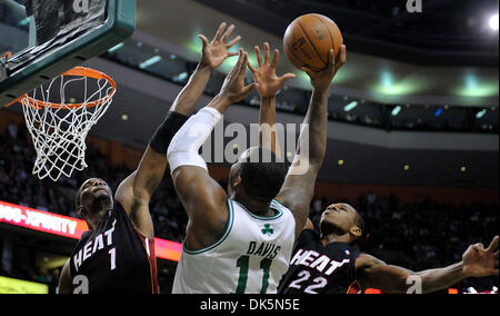 Le 9 mai, 2011 - Boston, MA - Massachusetts, USA - Etats-Unis - fl-chaleur-celtics09u -- Miami Heat's Chris Bosh et Mario Chalmers faire Boston Celtics avant Glen Davis manquer son tir au cours du quatrième trimestre de leur match, le 9 mai 2011, au TD Banknorth Garden. Michael Laughlin, South Florida Sun Sentinel (crédit Image : © Sun-Sentinel/ZUMAPRESS.com) Banque D'Images