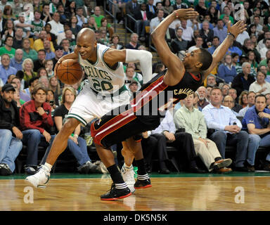 Le 9 mai, 2011 - Boston, MA - Massachusetts, USA - Etats-Unis - fl-chaleur-celtics09v -- Miami Heat guard Mario Chalmers est appelé pour une faute sur Boston Celtics guard Ray Allen durant la deuxième moitié de leur match, le 9 mai 2011, au TD Banknorth Garden. Michael Laughlin, South Florida Sun Sentinel (crédit Image : © Sun-Sentinel/ZUMAPRESS.com) Banque D'Images