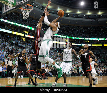 Le 9 mai, 2011 - Boston, MA - Massachusetts, USA - Etats-Unis - fl-chaleur-celtics09r -- Miami Heat en avant ChrisBosh met la pression sur Boston Celtics Paul Pierce au cours de la deuxième moitié de leur match, le 9 mai 2011, au TD Banknorth Garden. Michael Laughlin, South Florida Sun Sentinel (crédit Image : © Sun-Sentinel/ZUMAPRESS.com) Banque D'Images