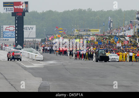 12 juin 2011 - Long Pond, Massachusetts, United States of America - pilotes, les équipages et les fans se lever pour l'hymne national avant le début de la 5-Hour Energy 500 à Pocono Raceway. (Crédit Image : © Brian Freed/ZUMAPRESS.com) Southcreek/mondial Banque D'Images