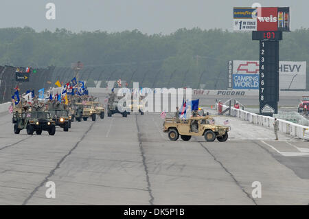 12 juin 2011 - Long Pond, Massachusetts, United States of America - Défilé des troupes devant la foule avant le début de la 5-Hour Energy 500 course de Sprint Cup à Pocono Raceway. (Crédit Image : © Brian Freed/ZUMAPRESS.com) Southcreek/mondial Banque D'Images