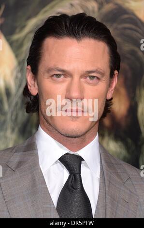 Los Angeles, USA. 2e décembre 2013. Luke Evans arrive à la première pour le Hobbit, la Désolation de Smaug, Los Angeles, l'Amérique - 2 Déc 2013 Crédit : Sydney Alford/Alamy Live News Banque D'Images