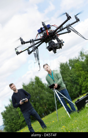 Ingénieurs en activité Octocopter UAV in Park Banque D'Images