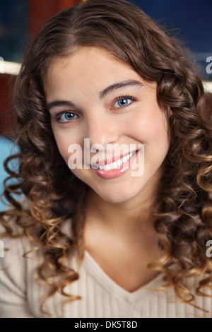 Jeune Enseignant Smiling en maternelle Banque D'Images