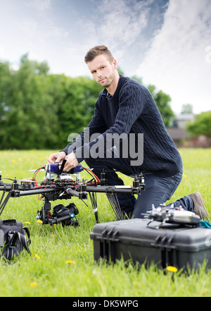 Les jeunes de l'assemblage dans l'UAV Technicien Park Banque D'Images