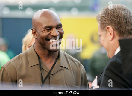 14 mai 2011 - Carson, Californie, États-Unis - l'ancien champion poids lourds Evander Holyfield assiste à la WBA le titre de poids moyen de Super combat entre Andre Ward et Arthur Abraham dans la nuit de samedi dans le Super Six World Boxing Classic demi-finales à Carson, Californie. (Crédit Image : © Jonathan Alcorn/ZUMAPRESS.com) Banque D'Images