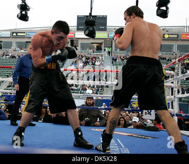 14 mai 2011 - Carson, Californie, États-Unis - Delray Raines a été battu par Dominik Britsch (gauche) dans un combat qui a été un poids moyens undercard tenue le samedi soir au Super Six World Boxing Classic demi-finales à Carson, Californie. (Crédit Image : © Jonathan Alcorn/ZUMAPRESS.com) Banque D'Images