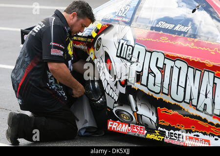 15 mai 2011 - Commerce, Géorgie, États-Unis - un membre d'équipage fosse fait une dernière vérification de la pression des pneus au Sommet du Sud de l'équipement de course NHRA Tiers au Atlanta Dragway. (Crédit Image : © Everett Davis/ZUMAPRESS.com) Southcreek/mondial Banque D'Images