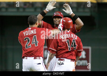 18 mai 2011 - Phoenix, Arizona, États-Unis - Arizona Diamondbacks voltigeurs Chris Young (24), Justin Upton, (10) et de troisième but Ryan Roberts (14) célébrer un 5-4 11e manche la victoire sur les Braves d'Atlanta. Les Diamondbacks et les Braves squared off dans le premier match d'une série de jeux de deux à Chase Field à Phoenix en Arizona. (Crédit Image : © Chris Pondy/global/ZUMAPRESS Southcreek.co Banque D'Images