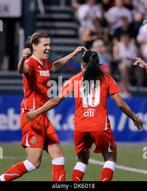 20 juillet 2011 : majicJack et de l'ouest de New York à Flash Sahlen's Stadium à Rochester, NY dans un Women's Professional Soccer (WPS) se rencontreront. Western New York's Christine Sinclair fête son premier but du jeu tout en jouant de l'majicJack.(Image Crédit : © Alan Schwartz/Cal/ZUMAPRESS.com) Media Sport Banque D'Images