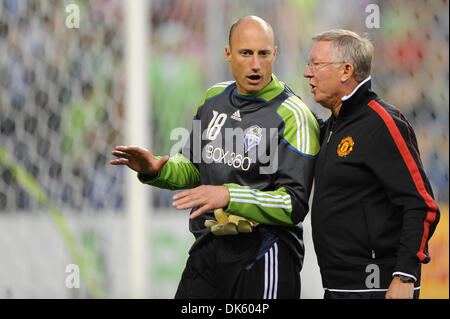 20 juillet 2011 - Seattle, Washington, United States of America - Seattle Sounders Gardien Kasey Keller (18) entretiens avec Manchester United, Sir Alex Ferguson, à la fin du match de Manchester United contre Seattle Sounders FC dans un match amical de pré-saison aux États-Unis au cours des tour. Manchester United a remporté 7-0 (Image Crédit : © Chris Coulter/ZUMApre Southcreek/mondial Banque D'Images