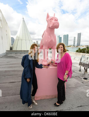 Miami, Floride, USA. 2 Décembre, 2013. Les chiens énorme créé par William Sweetlove installé sur le toit au Miami Children's Museum pour Art Basel 2013 Crédit : Jason Koerner/ZUMA/ZUMAPRESS.com/Alamy fil Live News Banque D'Images