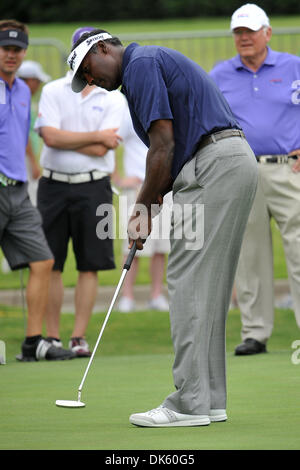 18 mai 2011 - Fort Worth, TX, USA - Vijay Singh putts au cours de la Journée de l'Pro-Am Crowne Plaza Invitational à colonial a joué au Colonial Country Club à Fort Worth, TX. (Crédit Image : © Patrick Green/ZUMAPRESS.com) Southcreek/mondial Banque D'Images