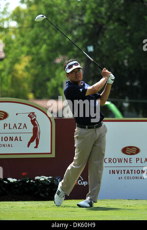 18 mai 2011 - Fort Worth, TX, USA - Charlie Wi tees off au Pro-Am Jour du Crowne Plaza Invitational à colonial a joué au Colonial Country Club à Fort Worth, TX. (Crédit Image : © Patrick Green/ZUMAPRESS.com) Southcreek/mondial Banque D'Images