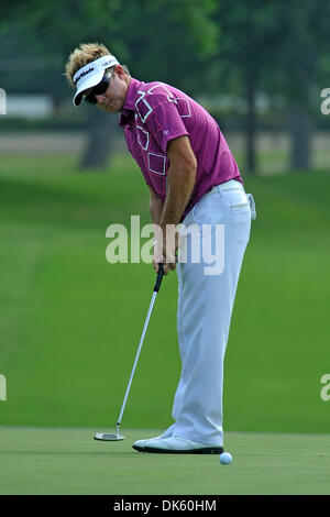 18 mai 2011 - Fort Worth, TX, USA - Brian Gay-putts au cours de la Journée de l'Pro-Am Crowne Plaza Invitational à colonial a joué au Colonial Country Club à Fort Worth, TX. (Crédit Image : © Patrick Green/ZUMAPRESS.com) Southcreek/mondial Banque D'Images