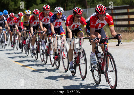 19 mai 2011 - Seaside-Paso Robles, Californie, États-Unis - l'équipe Radio Shack, leader de la course avec Chris Horner, contrôlé l'avant du peloton pour une grande partie de la course. (Crédit Image : © Wil Matthews/ZUMAPRESS.com) Banque D'Images