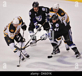 19 mai 2011 - DANIEL WALLACE | fois.TP 338531   9 mur de la foudre (05/19/2011 Tampa) Bruins de Boston aile droite Michael Ryder (73) acquiert le contrôle de la rondelle d'avance sur son coéquipier le défenseur Tomas Kaberle (12) et le Lightning de Tampa Bay aile droite Adam Hall (18) et le centre Nate Thompson (44). Période deux mesures : le Lightning de Tampa Bay jouer les Bruins de Boston au cours du jeu 3 de la coopération de l'Est Banque D'Images