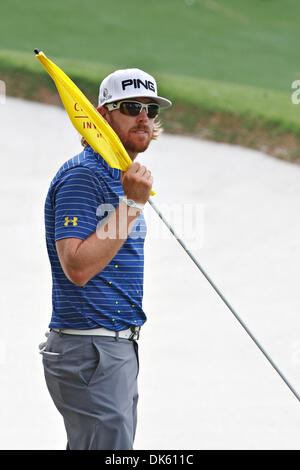 19 mai 2011 - Fort Worth, Texas, US - Hunter Mahan vient en aide à l'caddies sur # 13 durant le 1er tour de la PGA Crowne Plaza Invitational à Colonial. (Crédit Image : © Andrew Dieb/global/ZUMAPRESS.com) Southcreek Banque D'Images