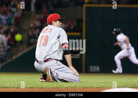 20 mai 2011 - Cleveland, Ohio, États-Unis - premier but Joey Votto Cincinnati (19) montres la balle aller en champ droit pour un seul lors de la sixième manche contre Cleveland. Les Indians de Cleveland se sont ralliés à battre les Reds de Cincinnati 5-4 au Progressive Field de Cleveland, Ohio. (Crédit Image : © Frank Jansky/global/ZUMAPRESS.com) Southcreek Banque D'Images