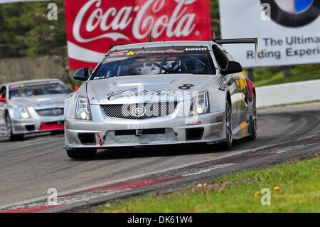 20 mai 2011 - Bowmanville, Ontario, Canada - Andy Pilgrim de Marina Del Rey, FL conduisant le # 8 (GT) course Cadillac Cadillac CTS-V R au cours de l'exercice de la Victoria Day Speedfest Week-end à Mosport International Raceway. (Crédit Image : © Keith Hamilton/ZUMAPRESS.com) Southcreek/mondial Banque D'Images