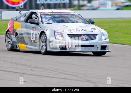 20 mai 2011 - Bowmanville, Ontario, Canada - Andy Pilgrim de Marina Del Rey, FL conduisant le # 8 (GT) course Cadillac Cadillac CTS-V R au cours de l'exercice de la Victoria Day Speedfest Week-end à Mosport International Raceway. (Crédit Image : © Keith Hamilton/ZUMAPRESS.com) Southcreek/mondial Banque D'Images