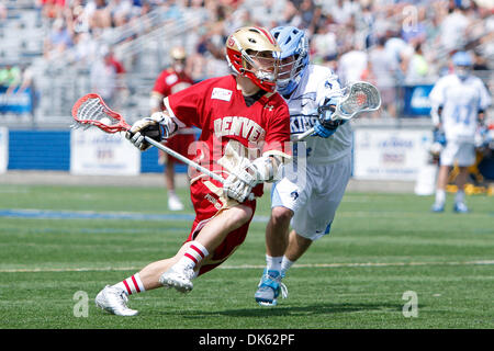 21 mai 2011 - Hempstead, New York, États-Unis - Denver Pioneers terrain Jeremy Noble (45) et John Hopkins le milieu de terrain des Blue Jays Matt Dolente (4) La crosse en action à la finale NCAA Men's Lacrosse à James M. Shuart Stadium, Hempstead, NY (crédit Image : © Debby Wong/ZUMAPRESS.com) Southcreek/mondial Banque D'Images