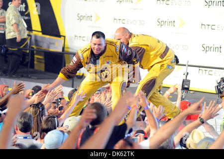 22 mai 2011 - Concord, Caroline du Nord, États-Unis - membres de l'équipe de football de l'équipe pilote David Ragan cinq ventilateurs haute au cours de présentations des équipes pour la Coupe Sprint All-Star Race à Charlotte Motor Speedway à Concord, NC. (Crédit Image : © Michael Johnson/ZUMAPRESS.com) Southcreek/mondial Banque D'Images