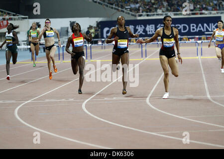 15 mai 2011 - Shanghai, Chine - KALIESE Spencer de la Jamaïque (à droite) était arrivé en première place dans le 400 mètres haies lors de la Ligue de Diamant 2011 Shanghai Golden Grand Prix avec LASHINDA DEMUS des États-Unis et d'autres Jamaican MELAINE WALKER fermer derrière. (Crédit Image : © Breningstall ZUMAPRESS.com)/Jeremy Banque D'Images