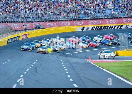 21 mai 2011 - Concord, Caroline du Nord, États-Unis d'Amérique - le pace car abat pit road pour le début de la course des étoiles au Charlotte Motor Speedway à Concord, Caroline du Nord (Image Crédit : © Anthony Barham/global/ZUMAPRESS.com) Southcreek Banque D'Images