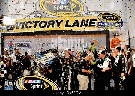 21 mai 2011 - Concord, Caroline du Nord, États-Unis d'Amérique - Sprint Cup Series driver Carl Edwards (99) célèbre la victoire dans lane après avoir gagné la course des étoiles au Charlotte Motor Speedway à Concord, Caroline du Nord (Image Crédit : © Anthony Barham/global/ZUMAPRESS.com) Southcreek Banque D'Images