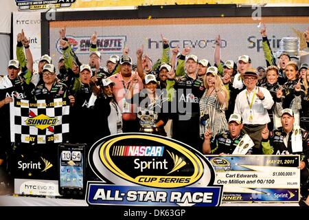 21 mai 2011 - Concord, Caroline du Nord, États-Unis d'Amérique - Sprint Cup Series driver Carl Edwards (99) célèbre la victoire dans lane après avoir gagné la course des étoiles au Charlotte Motor Speedway à Concord, Caroline du Nord (Image Crédit : © Anthony Barham/global/ZUMAPRESS.com) Southcreek Banque D'Images