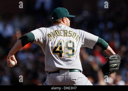 21 mai 2011 - San Francisco, Californie, États-Unis - Oakland Athletics le lanceur partant Brett Anderson (49) offre un emplacement au cours de la MLB match entre les Giants de San Francisco et d'Oakland Athletics. Les Giants de San Francisco gagner le match 3-0. (Crédit Image : © Southcreek Dinno Kovic/global/ZUMAPRESS.com) Banque D'Images