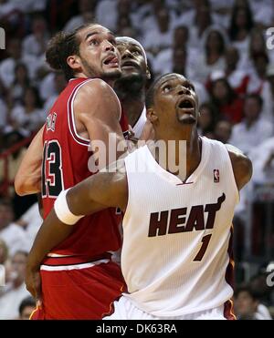 22 mai 2011 - West Palm Beach, Floride, États-Unis - MIAMI, FL..American Airlines Arena...l'Est Conférence finale. Journée 3, 3 jeu... Chicago Bulls vs Miami Heat..centre Chicago Bulls Joakim Noah (13) est fixée par le Miami Heat Chris Bosh avant d'alimentation (1) et le Miami Heat petit ailier LeBron James (6) sous le panier. (Crédit Image : © Allen Eyestone/Le Palm Beach Post/ZUMAPRESS.com) Banque D'Images