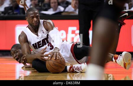 22 mai 2011 - West Palm Beach, Floride, États-Unis - MIAMI, FL..American Airlines Arena...l'Est Conférence finale. Journée 3, 3 jeu... Chicago Bulls vs Miami Heat..Miami Heat shooting guard Dwyane Wade (3) brouille le serrage de balle avec Chicago Bulls shooting guard Ronnie Brewer (Image Crédit : © Allen Eyestone/Le Palm Beach Post/ZUMAPRESS.com) Banque D'Images