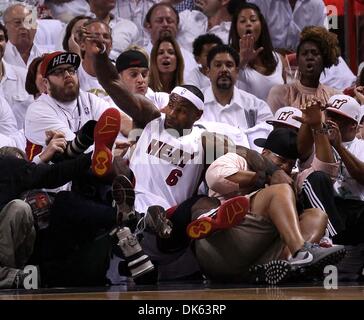 22 mai 2011 - Miami, Floride, États-Unis - Miami Heat petit ailier LEBRON JAMES(6) tombe dans la rangée de photographes dans le premier trimestre à l'American Airlines Arena pendant la finale de conférence de l'Est journée 3, jeu 3. La chaleur battre les Bulls, 96-85. (Crédit Image : © Allen Eyestone/Le Palm Beach Post/ZUMAPRESS.com) Banque D'Images