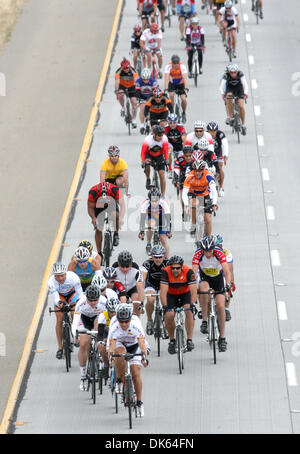 23 mai 2011 - Fresno, Californie, États-Unis - JOHN WALKER/LE FRESNO BEE.Les cyclistes en tête packs fermé l'autoroute 168 à partir du premier jour de l'Eye-Q California Classic Week-end, tôt samedi matin. (Crédit Image : © Le Fresno Bee/ZUMAPRESS.com) Banque D'Images