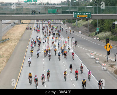 23 mai 2011 - Fresno, Californie, États-Unis - JOHN WALKER/LE FRESNO BEE.Les cyclistes la tête de la route 168 fermée à partir du premier jour de l'Eye-Q California Classic Week-end, tôt samedi matin. (Crédit Image : © Le Fresno Bee/ZUMAPRESS.com) Banque D'Images