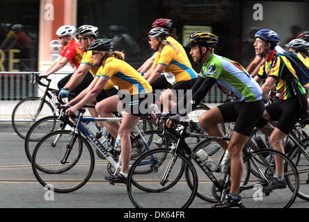 23 mai 2011 - Fresno, Californie, États-Unis - JOHN WALKER/LE FRESNO BEE.Les cyclistes la tête de Kern Street après le début de la première journée d'Eye-Q California Classic Week-end, tôt samedi matin. (Crédit Image : © Le Fresno Bee/ZUMAPRESS.com) Banque D'Images