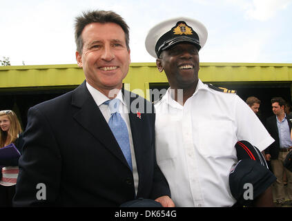 Juin 14, 2011 - Londres, Angleterre, Royaume-Uni - Lord Sebastian Coe avec la Marine royale au village olympique d'annoncer le don de 10 000 billets pour les Jeux Olympiques et Paralympiques de 2012. (Crédit Image : ©/ZUMAPRESS.com) Liasi Theodore Banque D'Images