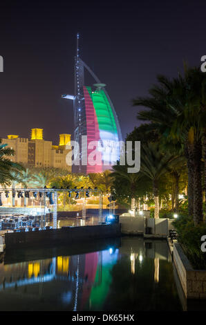 Dubaï, Émirats arabes unis. 2e décembre 2013. Le 42e anniversaire de fondation a été célébré Emirates à Dubaï. Le Burj al Arab façade a été recouverte de la couleur du drapeau national et un hommage à l'scheiks, et dans la jumeirah road jeunes unis pulvérisé les voitures et les gens. Credit : Natasha St-Pier rédaction/borzicchi Alamy Live News Banque D'Images