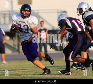 25 mai 2011 - Hudson, FL, USA - EDWARD LINSMIER | fois..PT   338388 LINS football 6 de 16 (05/25/2011) Dylan Rutledge (83) de River Ridge s'exécute la balle au cours de la première moitié à un jeu à Fivay High School à Hudson mercredi soir. ..EDWARD LINSMIER | fois (crédit Image : © St. Petersburg Times/ZUMAPRESS.com) Banque D'Images