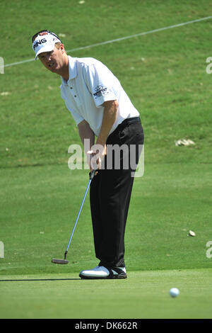 25 mai 2011 - Las Colinas, Texas, USA - Chris Riley putts sur le green au fer 1 au cours de la journée de l'Pro-Am Byron Nelson HP a joué à l'hôtel Four Seasons de Las Colinas, Texas. (Crédit Image : © Patrick Green/ZUMAPRESS.com) Southcreek/mondial Banque D'Images