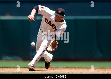 26 mai 2011 - San Francisco, Californie, États-Unis - le deuxième but géants Freddy Sanchez (21) Les champs d'une balle au sol au cours de la MLB match entre les Giants de San Francisco et le Florida Marlns à AT&T Park à San Francisco, CA. Les équipes sont scoreless après quatre manches. (Crédit Image : © Matt Cohen/ZUMAPRESS.com) Southcreek/mondial Banque D'Images