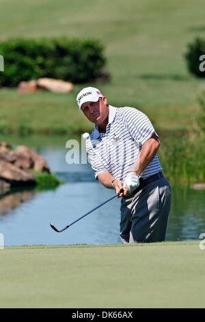 26 mai 2011 - Las Colinas, Texas, US - John Rollins plaquettes sur le 18ème green au cours de la première ronde de la HP 2011 Championnat Byron Nelson. (Crédit Image : © Andrew Dieb/global/ZUMAPRESS.com) Southcreek Banque D'Images