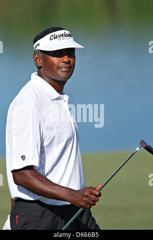 26 mai 2011 - Las Colinas, Texas, US - Vijay Singh monte l'allée au 18e trou lors du premier tour des HP 2011 Championnat Byron Nelson. (Crédit Image : © Andrew Dieb/global/ZUMAPRESS.com) Southcreek Banque D'Images