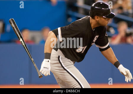 26 mai 2011 - Toronto, Ontario, Canada - Chicago White Sox champ centre Alex Rios (51) à la masse à l'arrêt-court dans la cinquième manche. (Crédit Image : © Keith Hamilton/ZUMAPRESS.com) Southcreek/mondial Banque D'Images