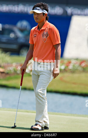 Le 27 mai 2011 - Las Colinas, Texas, US - Ryuji Imada attend son tour pour frapper légèrement sur la # 18 au cours de la deuxième ronde de la HP 2011 Championnat Byron Nelson. (Crédit Image : © Andrew Dieb/global/ZUMAPRESS.com) Southcreek Banque D'Images