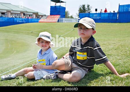 Le 27 mai 2011 - Las Colinas, Texas, US - Les jeunes fans profitez de l'action golf à la 18e vert pendant le deuxième tour de la HP 2011 Championnat Byron Nelson. (Crédit Image : © Andrew Dieb/global/ZUMAPRESS.com) Southcreek Banque D'Images